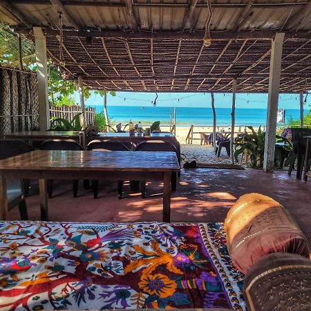 Surya Beach Cafe And Stay Гокарна Екстер'єр фото